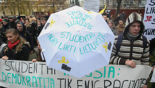 Į mitingą prie Seimo susirinkę studentai skundėsi žlugdoma demokratija