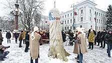 Iki Kūčių Luki&scaron;kių aik&scaron;tėje stovės apeiginis kelmas