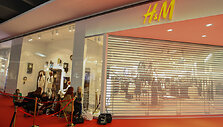 Prie &bdquo;H&M&ldquo; parduotuvės