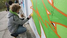 Jaunuoliai pie&scaron;ė ant iki &scaron;iol didžiausios Lietuvoje sienos