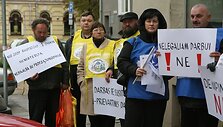 Antradienį prie Socialinės apsaugos ir darbo ministerijos piketavo Transporto darbuotojų profesinių sąjungų federacija. Piketuotojai tikino, kad dar rugpjūčio mėnesį kreipėsi į ministeriją su pra&scaron;ymu susitikti ir kartu spręsti vežėjų problemas, susijusias su darbo sąlygomis, atlyginimais.