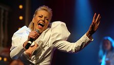 Atlikėja Mia pristatė antrąjį savo albumą  "Stiklo namai"