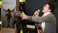 Žiūrovai i&scaron;vydo popkaraliaus pasiruo&scaron;imą turui &bdquo;This is it&ldquo;.