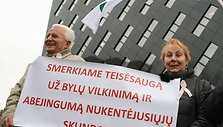 Jungtinio demokratinio judėjimo atstovai piketuodami i&scaron;rei&scaron;kė nepasitenkinimą prokuratūros darbu.