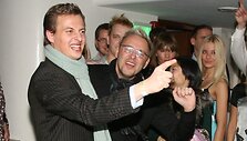 Įkau&scaron;ęs E.Bžeskas ne tik daužė taures, bučiavosi su vyru, bet ir spėjo apsinuoginti.
