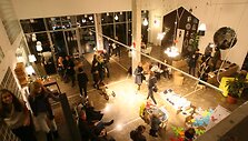 Dizaino galerijoje ir parduotuvėje &bdquo;Daiktų vie&scaron;butis&ldquo; ketvirtadienį buvo pristatyti prancūzi&scaron;ko dizaino kūriniai ir buvo siūloma paragauti tradicinio prancūzų maisto.