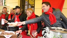 Vilniaus Pilies gatvėje LNK televizijos žvaigždės praeiviams siūlė nepraeiti pro &scaron;alį, paaukoti vargstantiems ir pasivai&scaron;inti Kalėdine sriuba.