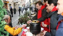 Vilniaus Pilies gatvėje LNK televizijos žvaigždės praeiviams siūlė nepraeiti pro &scaron;alį, paaukoti vargstantiems ir pasivai&scaron;inti Kalėdine sriuba.