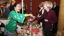 Ambasadorių žmonos Vilniuje ir Alma Adamkienė sekmadienio rytą sostinės Rotu&scaron;ėje atidarė septintąją tarptautinę Kalėdų labdaros mugę.