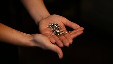 Dizainerė savo kolekciją skiria moterims, kurios mėgsta i&scaron;siskirti, pasipuo&scaron;ti ir nori pasijusti i&scaron;didžiomis.