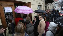 Sekmadienį į Vilniaus Klaipėdos gatvėje esančią Artūro Noviko džiazo studiją rinkosi būriai vilniečių, norinčių sudalyvauti TV3 televizijos projekte "Chorų karai". Čia atranką į savo chorą surengė Irena Staro&scaron;aitė.