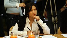 Sekmadienį į Vilniaus Klaipėdos gatvėje esančią Artūro Noviko džiazo studiją rinkosi būriai vilniečių, norinčių sudalyvauti TV3 televizijos projekte "Chorų karai". Čia atranką į savo chorą surengė Irena Staro&scaron;aitė.
