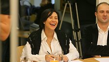 Sekmadienį į Vilniaus Klaipėdos gatvėje esančią Artūro Noviko džiazo studiją rinkosi būriai vilniečių, norinčių sudalyvauti TV3 televizijos projekte "Chorų karai". Čia atranką į savo chorą surengė Irena Staro&scaron;aitė.