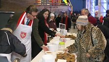 Savaitgalį visoje Lietuvoje &scaron;urmuliavo ketvirtus metus i&scaron; eilės rengiama Maltos ordino Kalėdinės sriubos akcija. Vilniuje maltiečiai sriubą dalino ir aukoti skurstantiems ragino prie &bdquo;Akropolio&ldquo;.