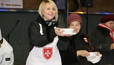 Savaitgalį visoje Lietuvoje &scaron;urmuliavo ketvirtus metus i&scaron; eilės rengiama Maltos ordino Kalėdinės sriubos akcija. Vilniuje maltiečiai sriubą dalino ir aukoti skurstantiems ragino prie &bdquo;Akropolio&ldquo;.