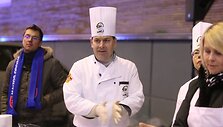 Savaitgalį visoje Lietuvoje &scaron;urmuliavo ketvirtus metus i&scaron; eilės rengiama Maltos ordino Kalėdinės sriubos akcija. Vilniuje maltiečiai sriubą dalino ir aukoti skurstantiems ragino prie &bdquo;Akropolio&ldquo;.