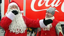 I&scaron; sostinės Rotu&scaron;ės aik&scaron;tės 10-us metus i&scaron; eilės pajudėjo Kalėdinis karavanas, kurį organizuoja Almos Adamkienės fondas ir &bdquo;Coca-Cola&ldquo;. &Scaron;iemet jis planuoja aplankyti 10 Lietuvos mokyklų.