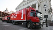 I&scaron; sostinės Rotu&scaron;ės aik&scaron;tės 10-us metus i&scaron; eilės pajudėjo Kalėdinis karavanas, kurį organizuoja Almos Adamkienės fondas ir &bdquo;Coca-Cola&ldquo;. &Scaron;iemet jis planuoja aplankyti 10 Lietuvos mokyklų.