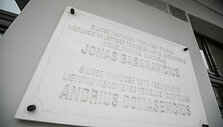 Memorialinė lenta Doma&scaron;evičiaus g. 9 