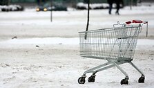 Prekybos centrų aik&scaron;telėse sunkiai rieda prekių vežimėliai
