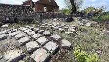 Vilniaus lenkų skautai ardo tvorą i&scaron; antkapių
