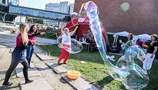 Ketvirtadienį prie VGTU centrinių rūmų &scaron;urmuliavo &bdquo;Bazaras&ldquo; ir &bdquo;Gedimino miestelis&ldquo;.