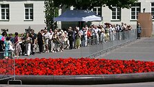 Gedintys žmonės Prezidentūroje atsisveikina su A.Brazausku