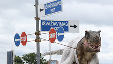 Vilniuje ant prekybos centro stogo &ndash; dinozaurų parkas