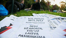 Vilniuje vyko solidarumo su Lenkijos moterimis akcija &bdquo;Juodasis pirmadienis&ldquo;