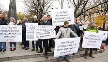 Mokslininkų piketas prie Vyriausybės