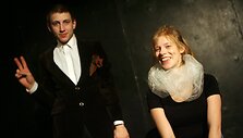 Aktoriai Emilija Latėnaitė-Beliauskienė ir Marius Rep&scaron;ys spektaklyje &bdquo;Pingvinai ir kiau&scaron;inis&ldquo;