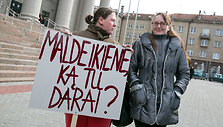 Lietuvos socialinėse įmonėse dirbantys neįgalieji surengė įspėjamąjį mitingą prie Seimo