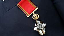 Juozas Statkevičius nuo&scaron;irdžiai džiaugėsi pavėluotai atsiimtu garbingu apdovanojimu