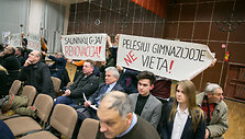 Salininkų gimnazijos bendruomenės atstovai su plakatais