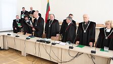 Auk&scaron;čiausiasis Teismas su prokuroru ir abiejų &scaron;alių advokatais sprendžia, ką daryti su garsiąja pedofilijos byla.