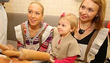 Elena Puidokaitė-Atlanta ir Indrė Trakimaitė-&Scaron;e&scaron;kuvienė su dukra Mėta