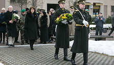Gėlių padėjimo ceremonija prie Kovo 11-ajai skirto paminklo &bdquo;Žinia&ldquo;