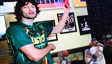 &bdquo;Kastanedos&ldquo; ir &bdquo;Olialia pupyčių&ldquo; pasirodymą nuspalvino Simo Jasaičio &scaron;okis