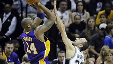Kobe Bryantas pirmosiose rungtynėse po traumos pelnė 18 ta&scaron;kų.