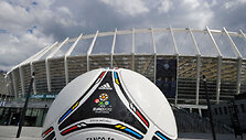 Simbolinis &bdquo;Euro 2012&ldquo; kamuolys prie Olimpinio stadiono Kijeve, kuriame vyks finalas.
