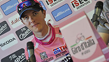 Du etapus rožinius &bdquo;Giro d&lsquo;Italia&ldquo; lyderio mar&scaron;kinėlius vilkėjęs Ramūnas Navardauskas sulaukė didžiulio viso pasaulio žiniasklaidos dėmesio.
