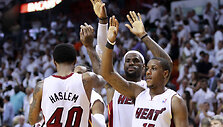 LeBrono Jameso vedami &bdquo;Heat&ldquo; krep&scaron;ininkai panaikino 15 ta&scaron;kų deficitą.