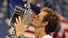 Andy Murray bučiuoja &bdquo;US Open&ldquo; čempiono taurę.