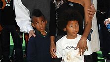 Toni Braxton su vyru Keri Lewisu ir vaikais
