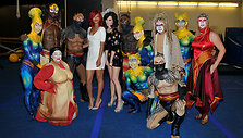 Katy Perry ir Rihanna su cirko artistais