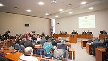 Taksi vairuotojai gausiai susirinko į savivaldybės salę.