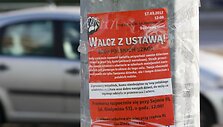 Plakatuose raginama kovoti su įstatymu, ginti lenki&scaron;kas mokyklas ir tam &scaron;e&scaron;tadienio vidurdienį rinktis prie Seimo, nuo kur ir pajudės eitynės link Vyriausybės.