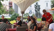 Pernai vasarą lauko kavinės klientų turėjo daug, bet naujų kavinių atidarinėti niekas neskuba.