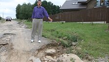 Pilaitės seniūnas A.&Scaron;niras neslepia bejėgi&scaron;kumo ir sako, kad jeigu turėtų traktorių, pats tą kelią sutvarkytų.