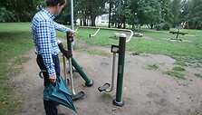 Vilnietis Aurimas stebisi valdžios neūki&scaron;kumu Vingio parke: ne vieną de&scaron;imtį tūkstančių kainavusios vaikų žaidimų ir sporto aik&scaron;telės vėliau paliekamos likimo valiai.